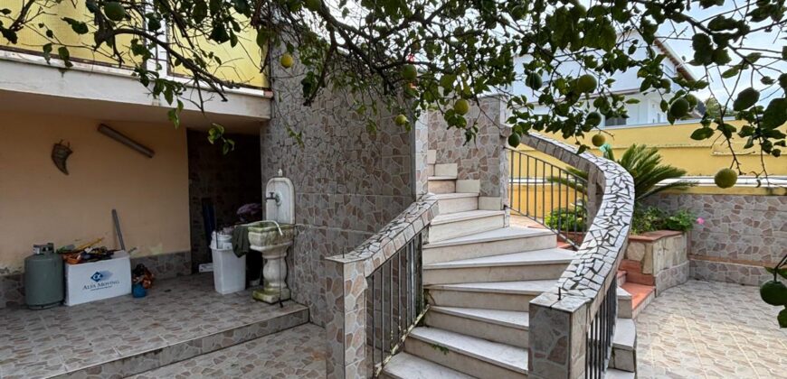 AMPIA VILLA BIFAMILIARE CON PISCINA Lago Patria-Pco Palumbo