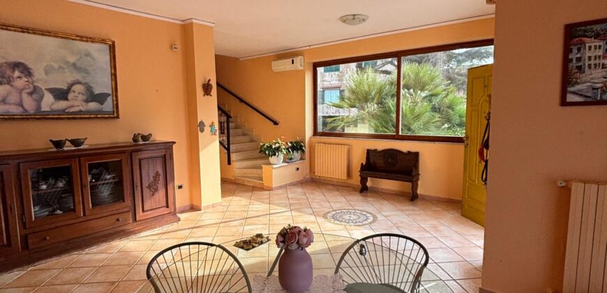 AMPIA VILLA BIFAMILIARE CON PISCINA Lago Patria-Pco Palumbo