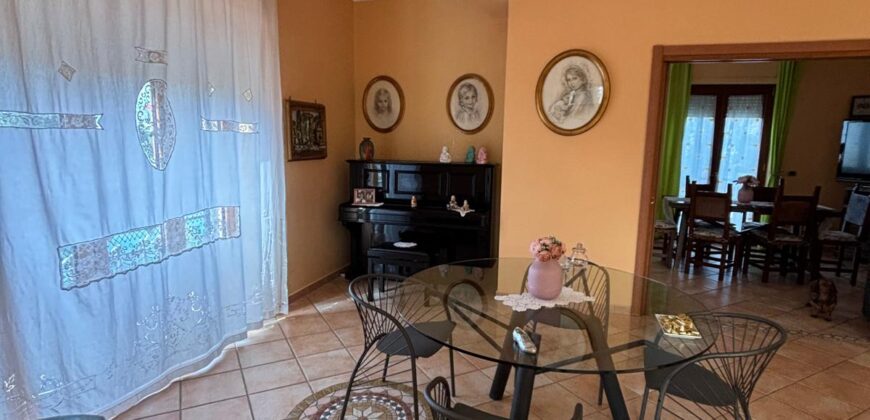 AMPIA VILLA BIFAMILIARE CON PISCINA Lago Patria-Pco Palumbo