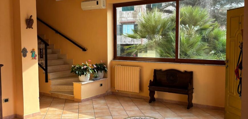 AMPIA VILLA BIFAMILIARE CON PISCINA Lago Patria-Pco Palumbo