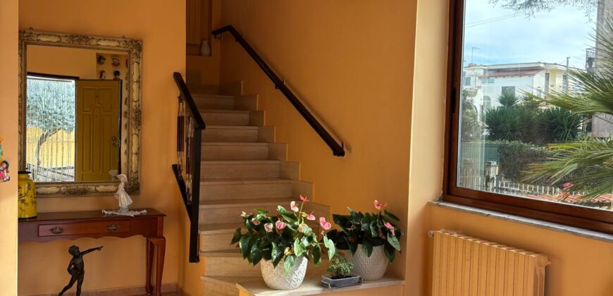 AMPIA VILLA BIFAMILIARE CON PISCINA Lago Patria-Pco Palumbo