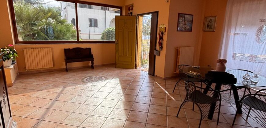 AMPIA VILLA BIFAMILIARE CON PISCINA Lago Patria-Pco Palumbo