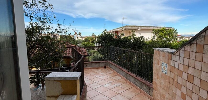 AMPIA VILLA BIFAMILIARE CON PISCINA Lago Patria-Pco Palumbo