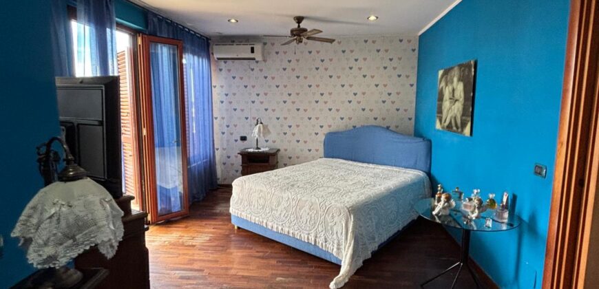 AMPIA VILLA BIFAMILIARE CON PISCINA Lago Patria-Pco Palumbo