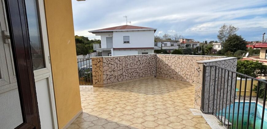 AMPIA VILLA BIFAMILIARE CON PISCINA Lago Patria-Pco Palumbo