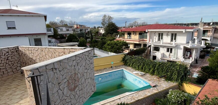 AMPIA VILLA BIFAMILIARE CON PISCINA Lago Patria-Pco Palumbo