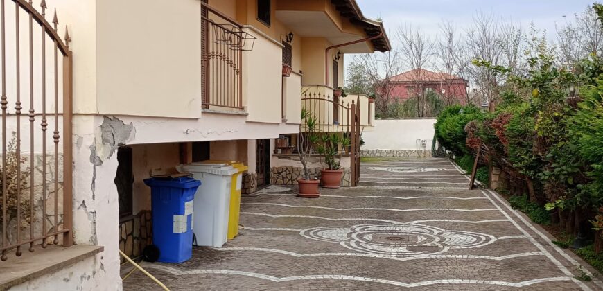 VILLA BIFAMILIARE Varcaturo