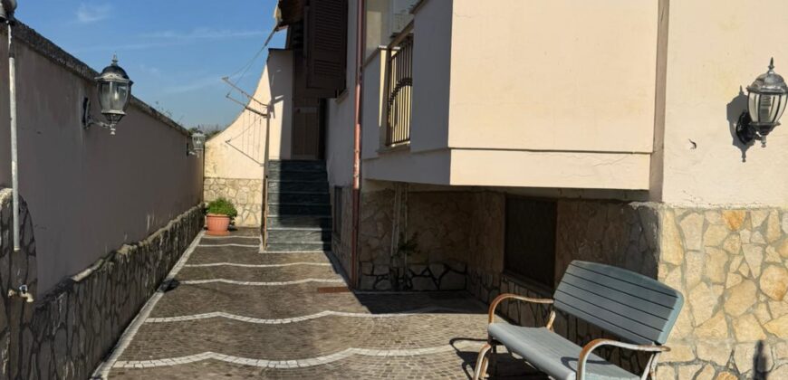 VILLA BIFAMILIARE Varcaturo