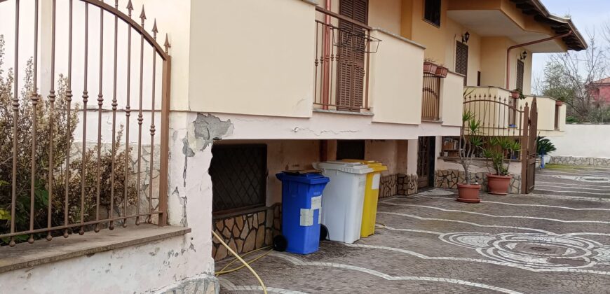 VILLA BIFAMILIARE Varcaturo