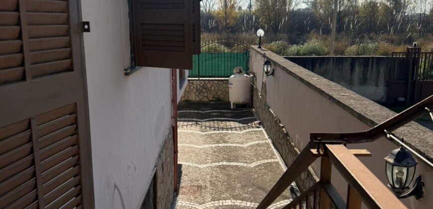 VILLA BIFAMILIARE Varcaturo