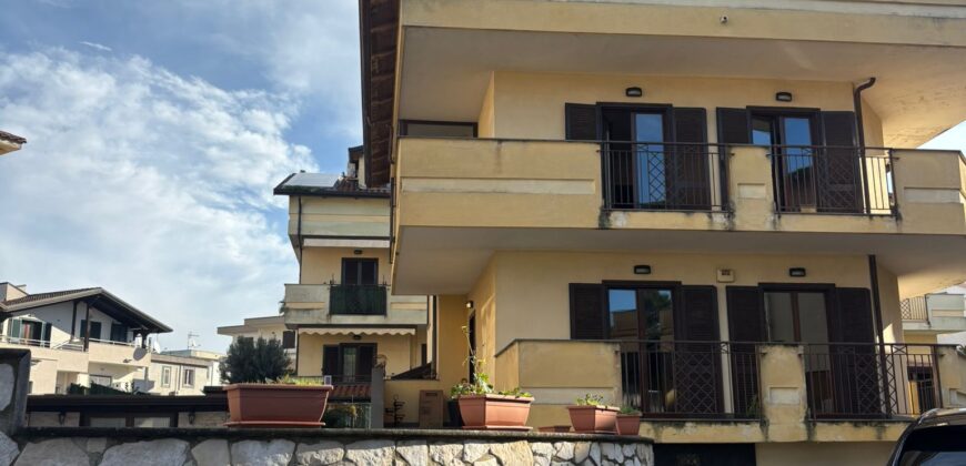 VILLA SINGOLA CON PISCINA Lago Patria-Via Lago Patria