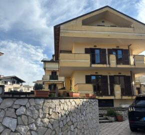 VILLA SINGOLA CON PISCINA Lago Patria-Via Lago Patria