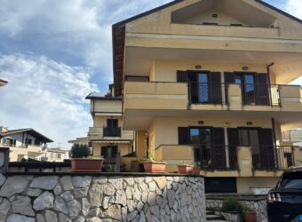 VILLA SINGOLA CON PISCINA Lago Patria-Via Lago Patria