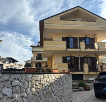 VILLA SINGOLA CON PISCINA Lago Patria-Via Lago Patria