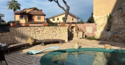 VILLA SINGOLA CON PISCINA Lago Patria-Via Lago Patria