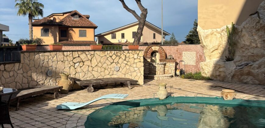 VILLA SINGOLA CON PISCINA Lago Patria-Via Lago Patria
