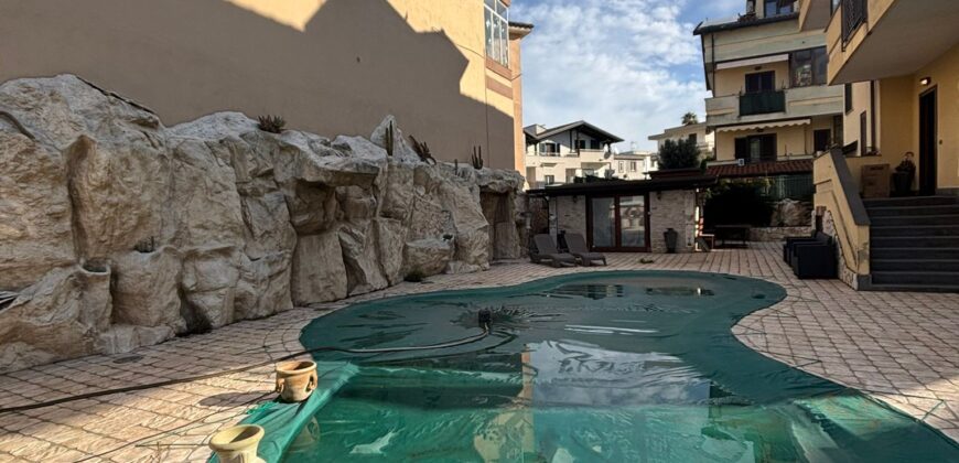 VILLA SINGOLA CON PISCINA Lago Patria-Via Lago Patria