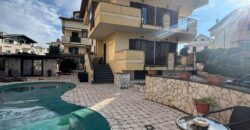 VILLA SINGOLA CON PISCINA Lago Patria-Via Lago Patria