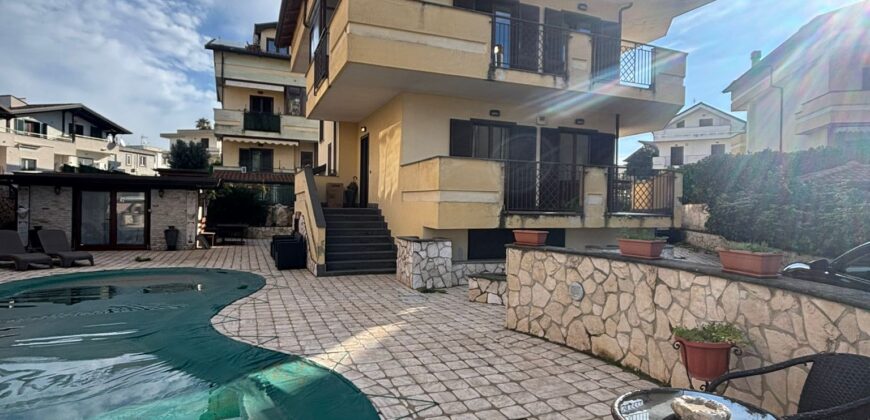 VILLA SINGOLA CON PISCINA Lago Patria-Via Lago Patria