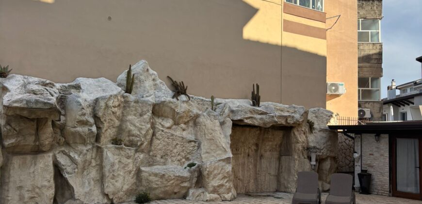 VILLA SINGOLA CON PISCINA Lago Patria-Via Lago Patria