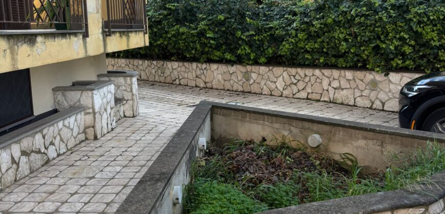 VILLA SINGOLA CON PISCINA Lago Patria-Via Lago Patria