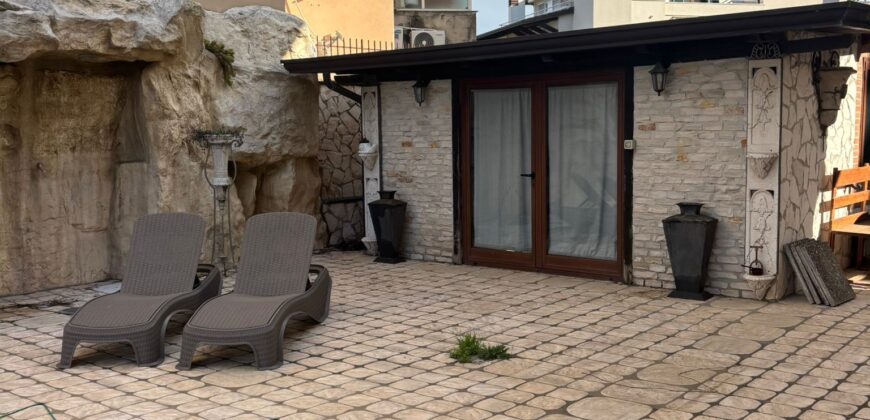 VILLA SINGOLA CON PISCINA Lago Patria-Via Lago Patria