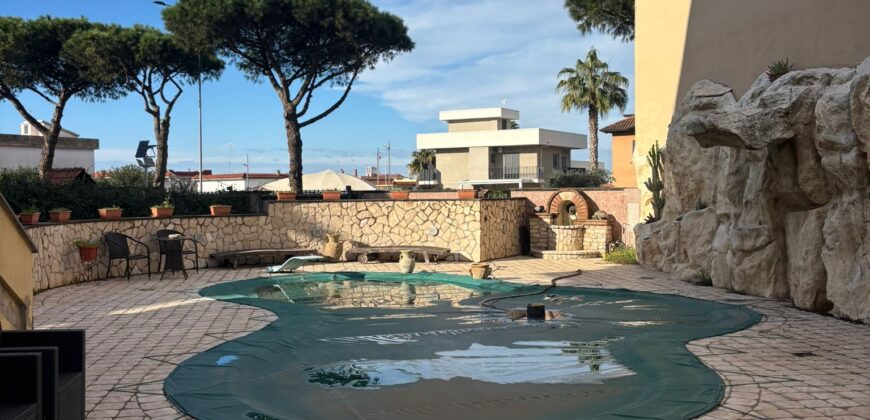 VILLA SINGOLA CON PISCINA Lago Patria-Via Lago Patria