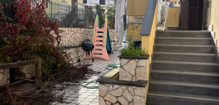 VILLA SINGOLA CON PISCINA Lago Patria-Via Lago Patria