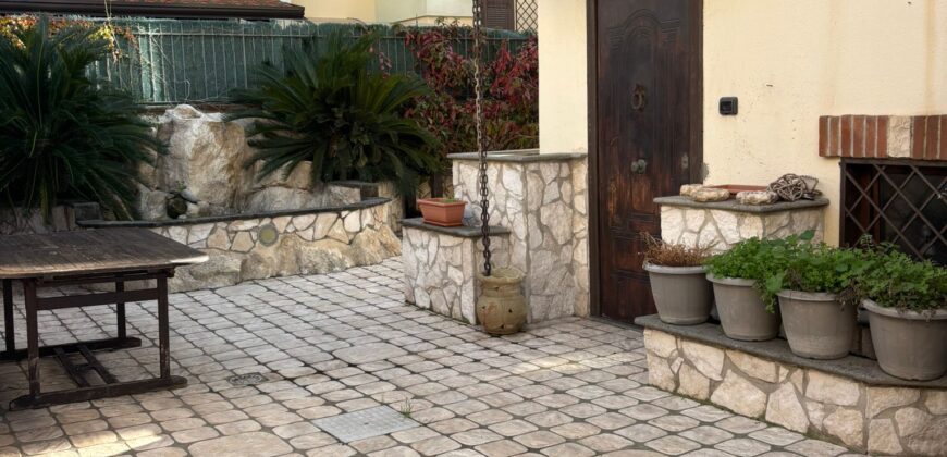 VILLA SINGOLA CON PISCINA Lago Patria-Via Lago Patria