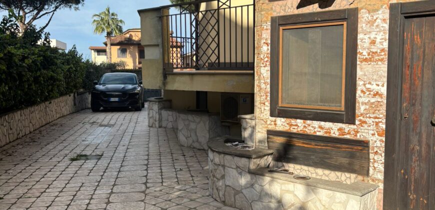 VILLA SINGOLA CON PISCINA Lago Patria-Via Lago Patria