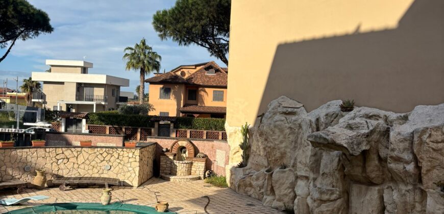 VILLA SINGOLA CON PISCINA Lago Patria-Via Lago Patria