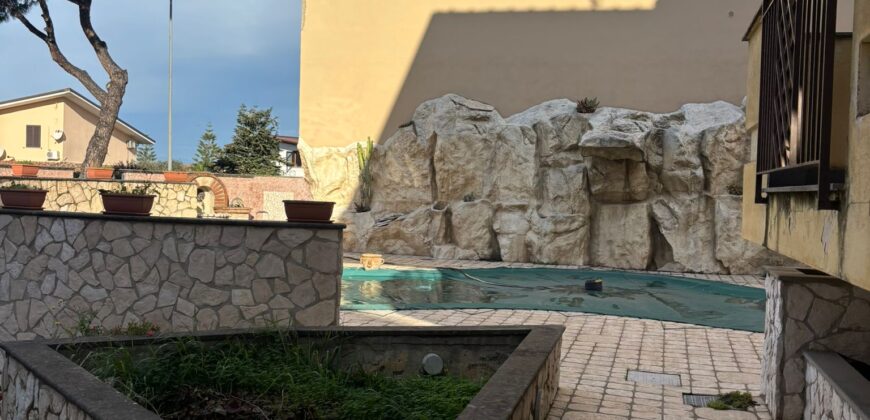 VILLA SINGOLA CON PISCINA Lago Patria-Via Lago Patria