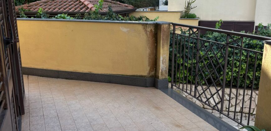 VILLA SINGOLA CON PISCINA Lago Patria-Via Lago Patria