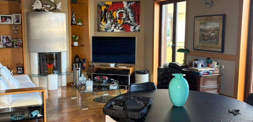 VILLA SINGOLA CON PISCINA Lago Patria-Via Lago Patria