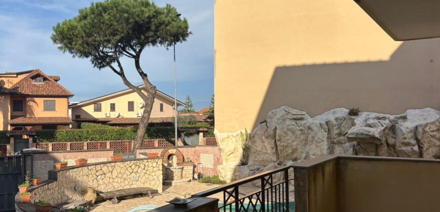 VILLA SINGOLA CON PISCINA Lago Patria-Via Lago Patria