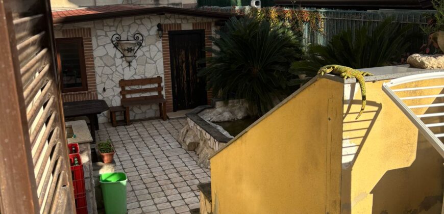 VILLA SINGOLA CON PISCINA Lago Patria-Via Lago Patria