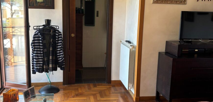 VILLA SINGOLA CON PISCINA Lago Patria-Via Lago Patria