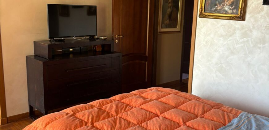 VILLA SINGOLA CON PISCINA Lago Patria-Via Lago Patria