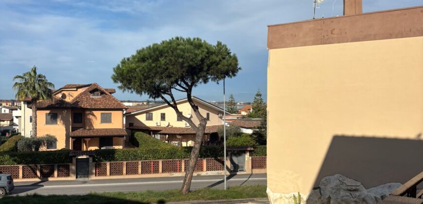 VILLA SINGOLA CON PISCINA Lago Patria-Via Lago Patria