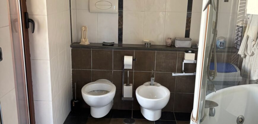 VILLA SINGOLA CON PISCINA Lago Patria-Via Lago Patria