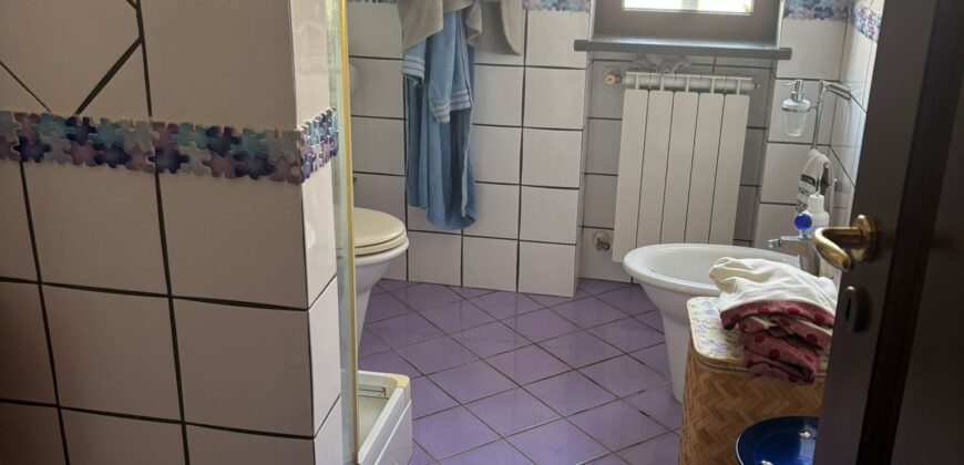 VILLA SINGOLA CON PISCINA Lago Patria-Via Lago Patria