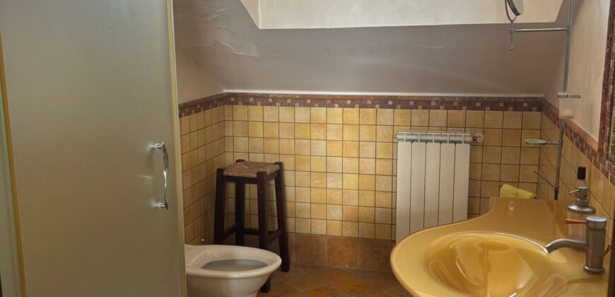 VILLA SINGOLA CON PISCINA Lago Patria-Via Lago Patria