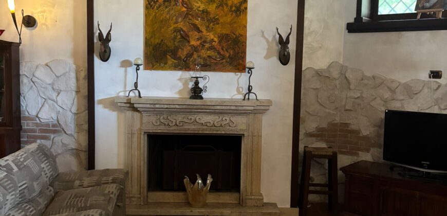 VILLA SINGOLA CON PISCINA Lago Patria-Via Lago Patria