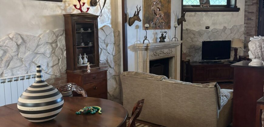 VILLA SINGOLA CON PISCINA Lago Patria-Via Lago Patria