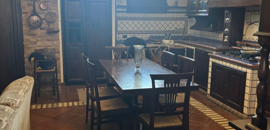 VILLA SINGOLA CON PISCINA Lago Patria-Via Lago Patria