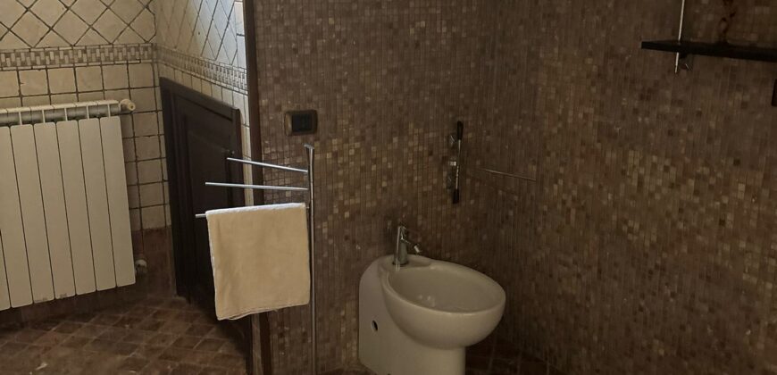 VILLA SINGOLA CON PISCINA Lago Patria-Via Lago Patria