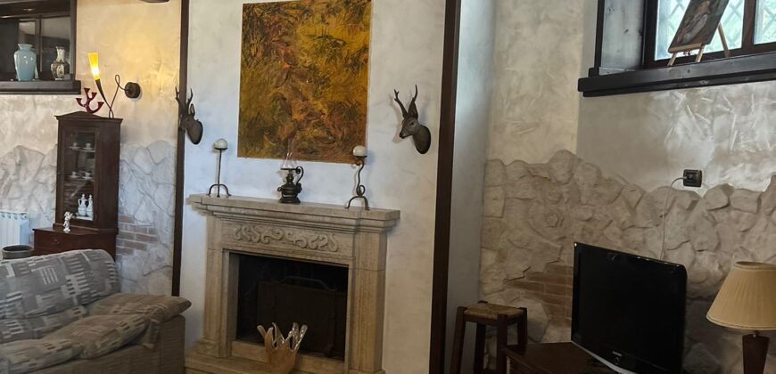 VILLA SINGOLA CON PISCINA Lago Patria-Via Lago Patria