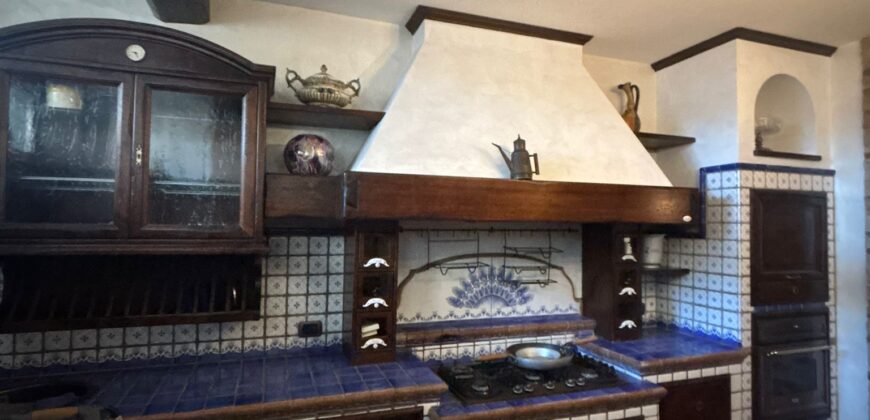 VILLA SINGOLA CON PISCINA Lago Patria-Via Lago Patria