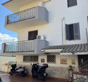 VILLA DIVISA IN DUE APPARTAMENTI Varcaturo-Parco Noce