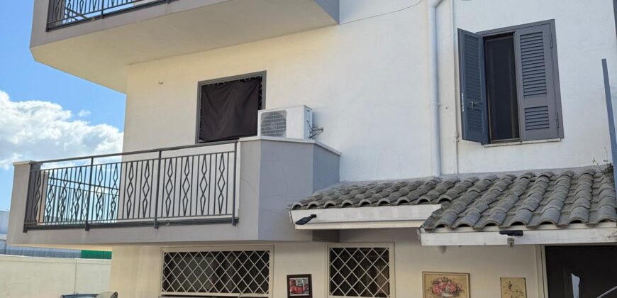 VILLA DIVISA IN DUE APPARTAMENTI Varcaturo-Parco Noce